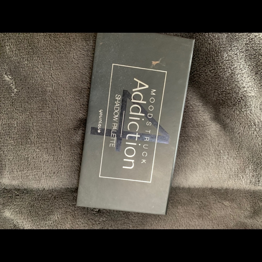 Younique pallette 4